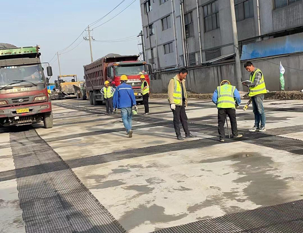 峨蔓镇老材料的新故事：玻璃纤维土工格栅如何在‘白改黑’浪潮中重获新生？